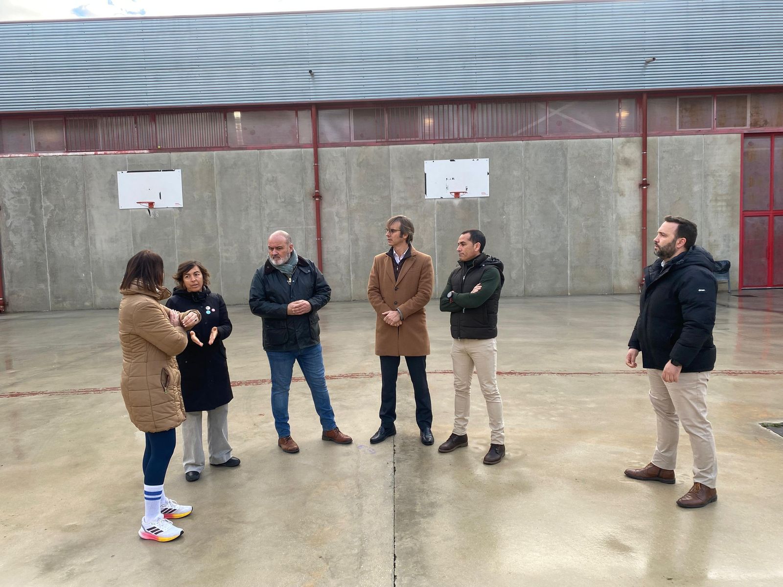El delegado y técnicos con responsables del centro.