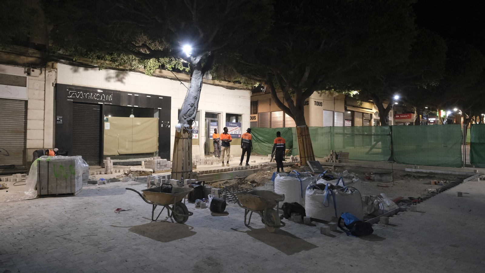 Las obras de peatonalización del Paseo de Almería entran en el turno de noche, en imágenes