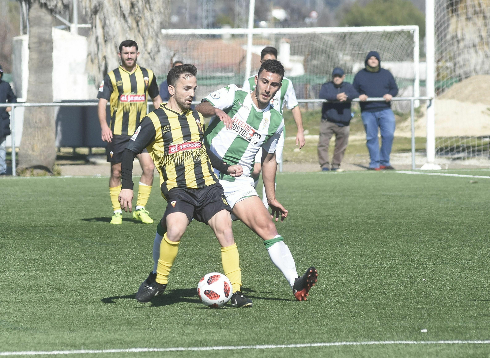 Un jugador del San Roque protege el balón en el encuentro ante el Córdoba B.