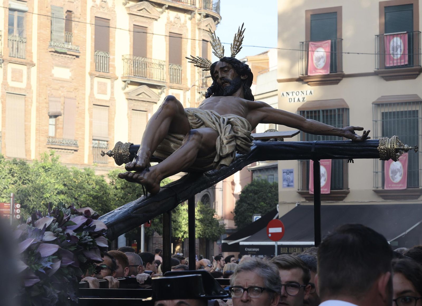 En imágenes, el traslado de los titulares de Las Aguas a la iglesia de San Jacinto