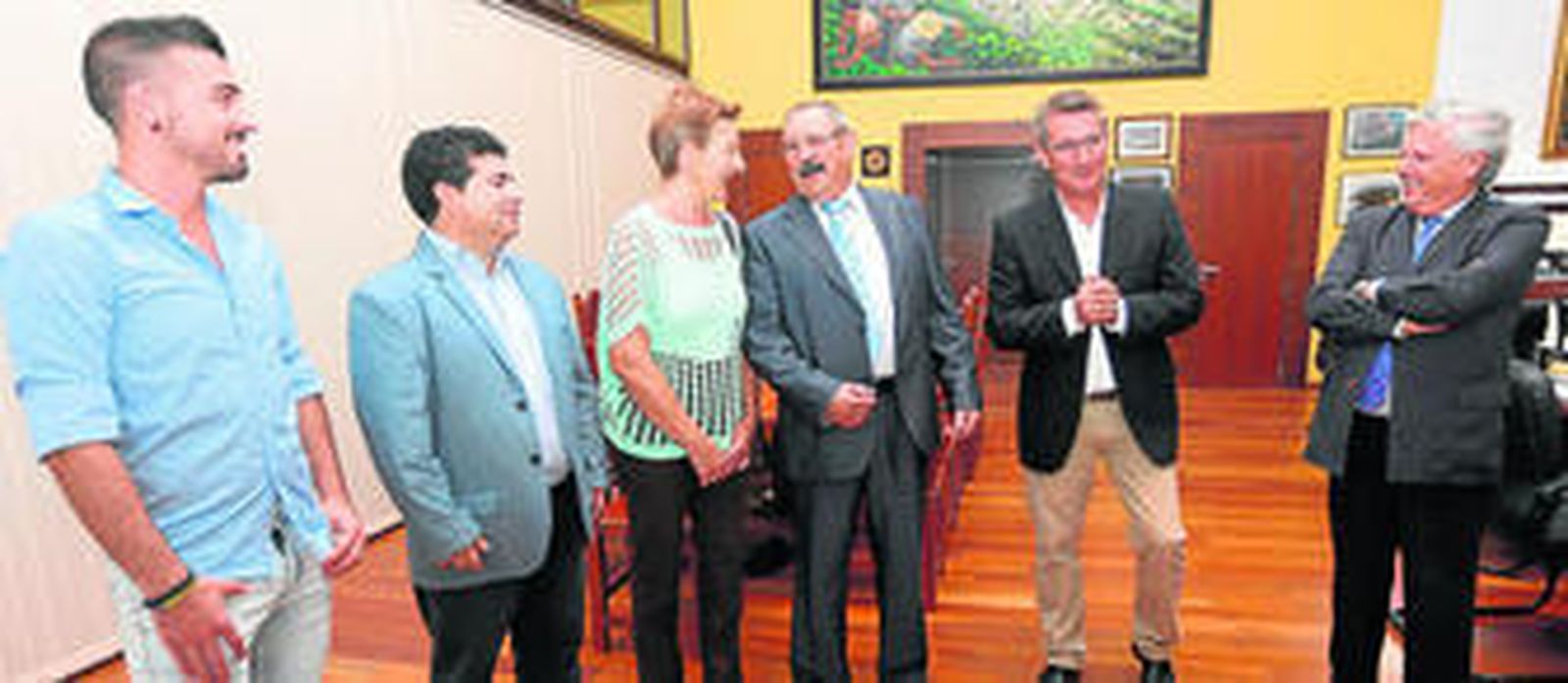 Ernesto Marín en un momento de la recepción a los Embajadores de la Ilusión, ayer en el despacho de la Alcaldía.