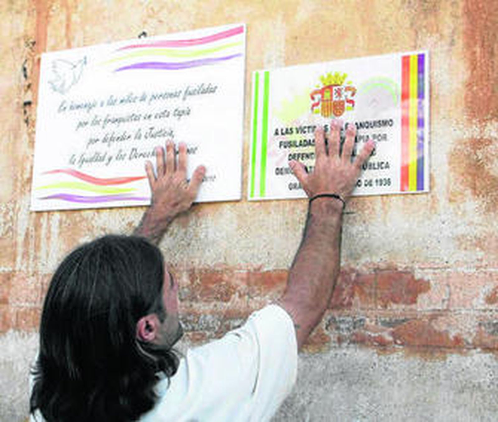 Uno de los actos de homenaje en la tapia del camposanto de Granada.