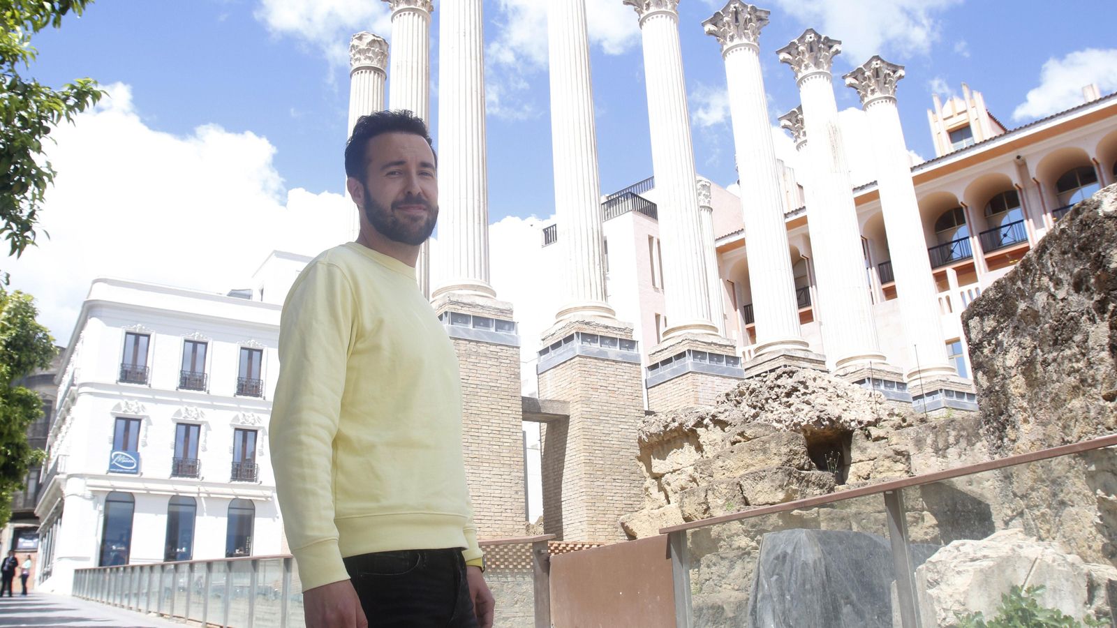 Anaya posa ante el Templo Romano.