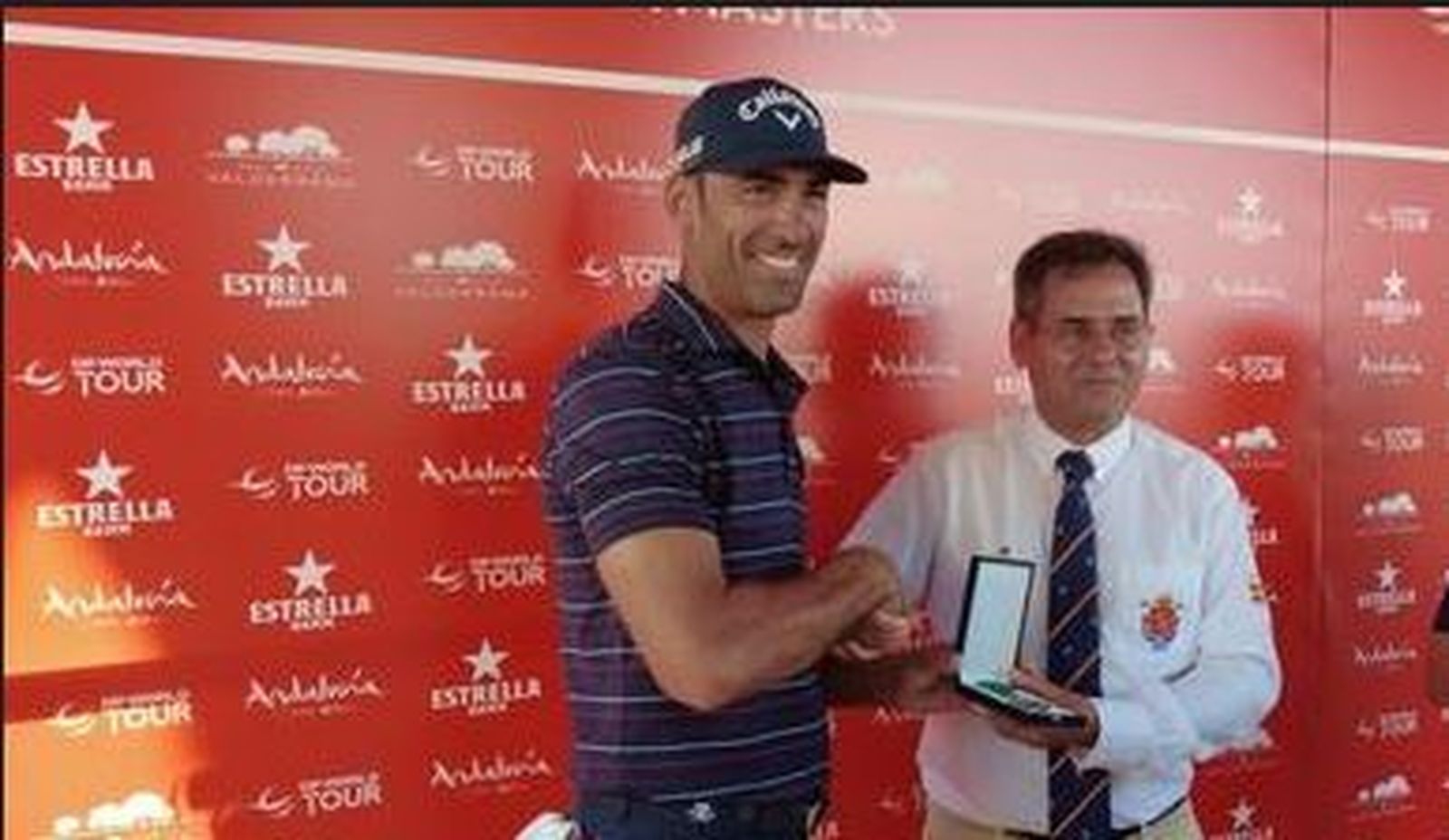 El momento de la entrega de la medalla