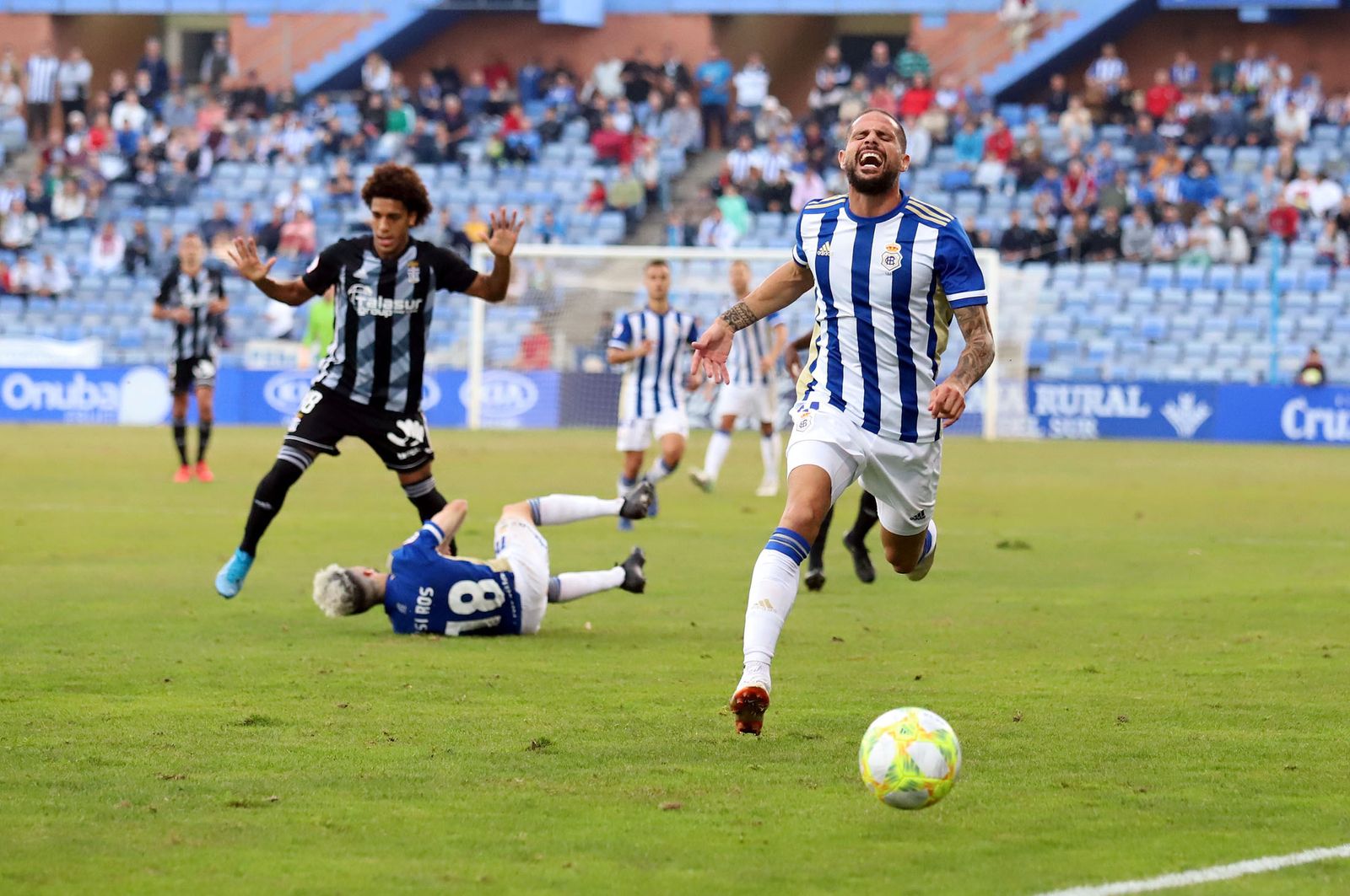 Nano se lamenta por no alcanzar el cuero en un lance del Recreativo-Cartagena de la presente temporada.