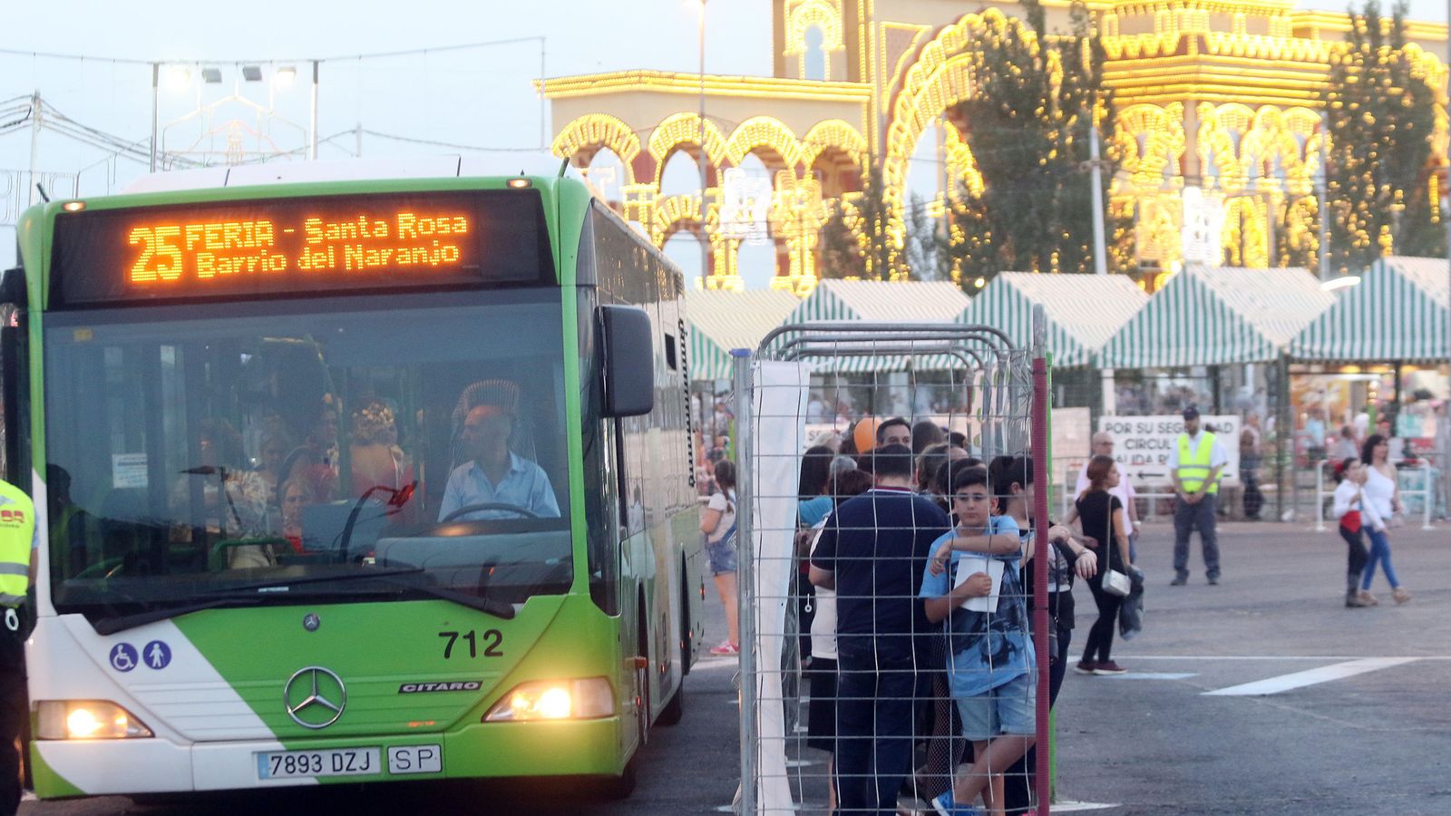 Colas para coger uno de los autobuses especiales de la Feria.