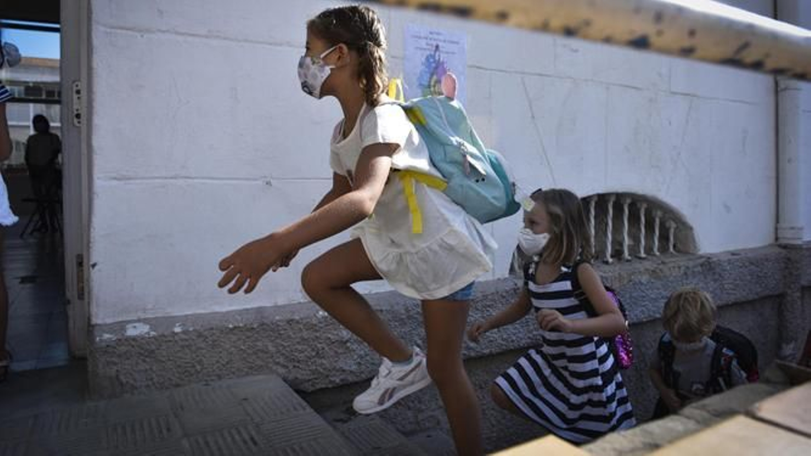 Vuelta a clase con mascarillas en el Colegio José María del Campo de Triana.