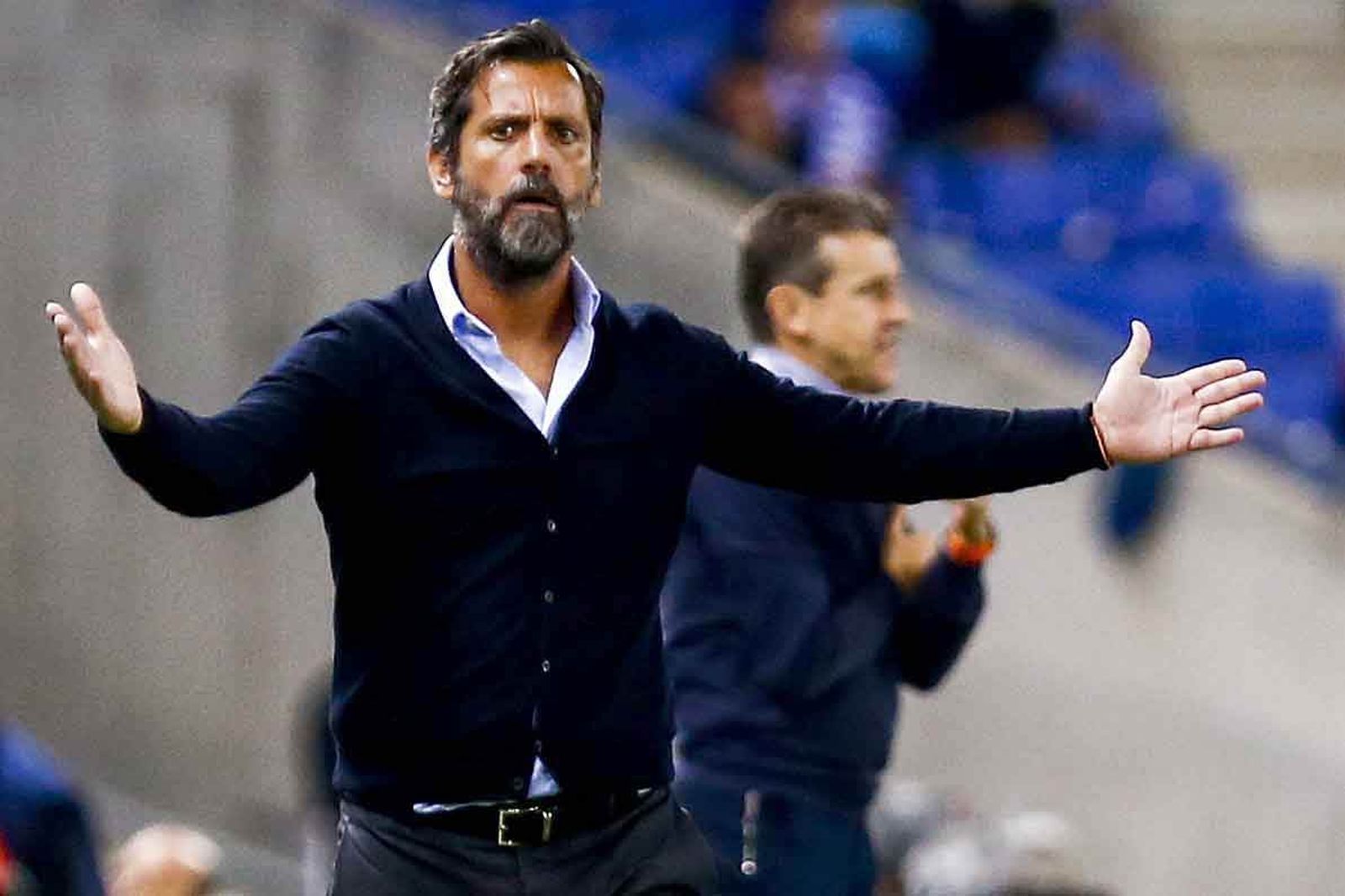 Quique Sánchez Flores da instrucciones durante un partido de Liga.