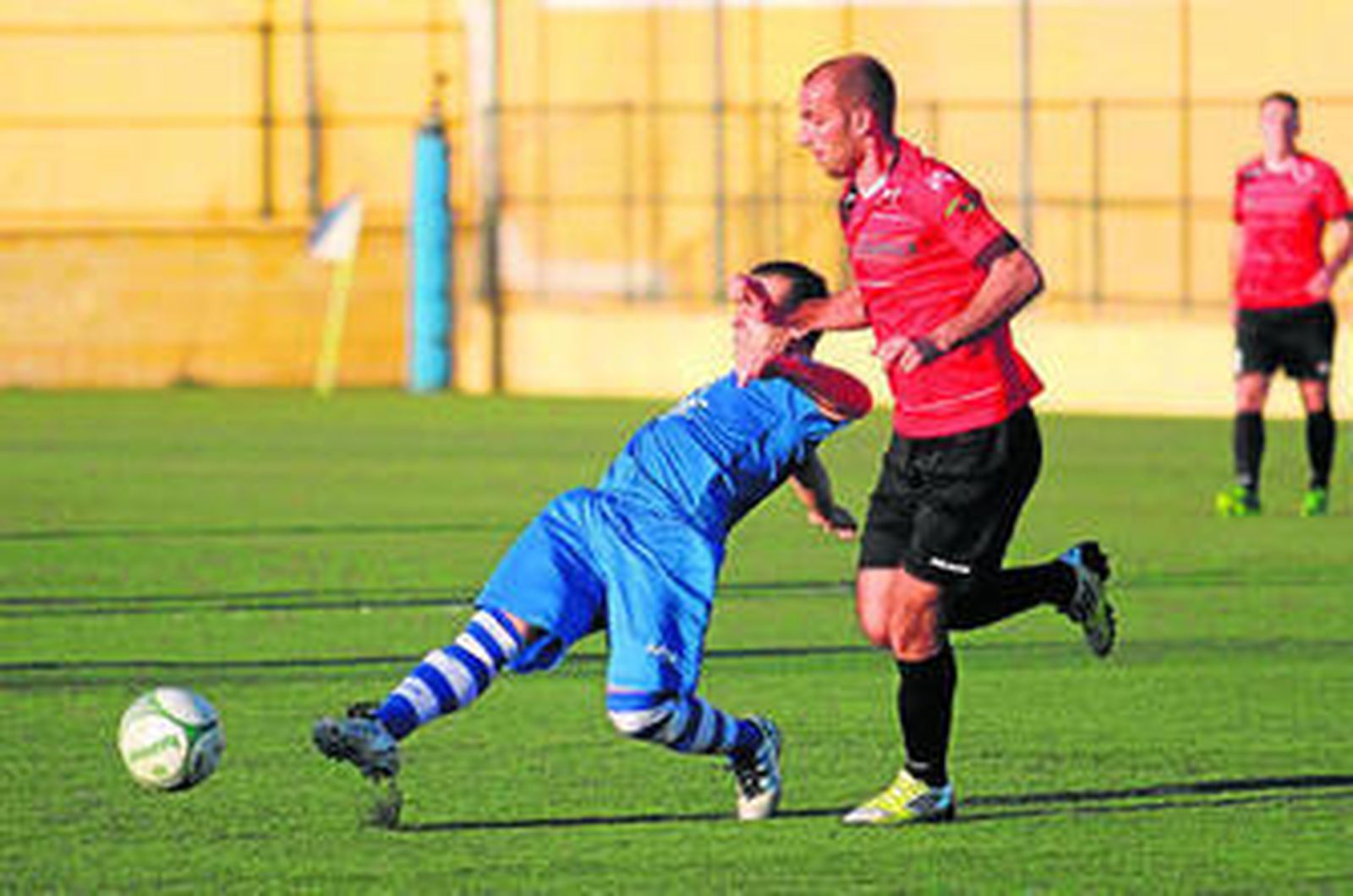 Carlos Maestre (derecha) anotó un gol que le permite al Cartaya resistir la presión y afianzarse como segundo.