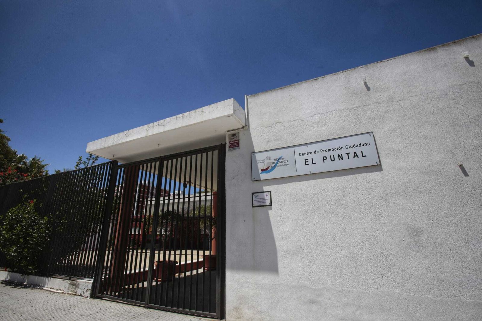 Entrada del Centro de Promoción Ciudadana El Puntal, que se encuentra cerrado.