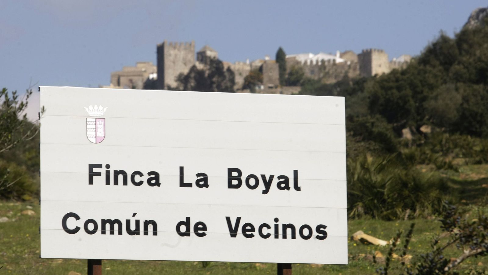 Un cartel señaliza terrenos de la Finca La Boyal.