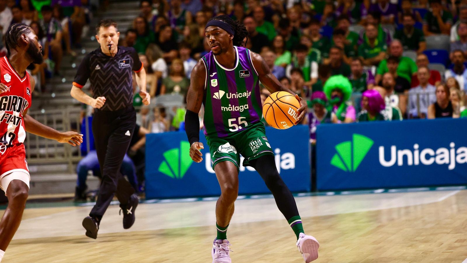 La fiesta previa del Unicaja: Subida de bandera, homenaje a Toñi García, nuevo videomarcador...