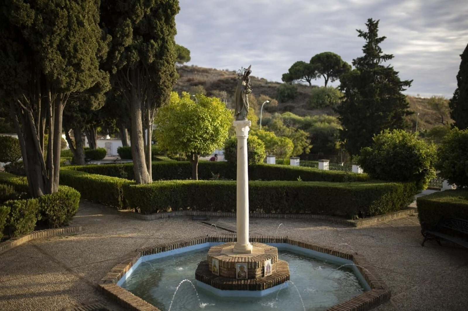 El triunfo de la Virgen de la Cinta preside los jardines del santuario.