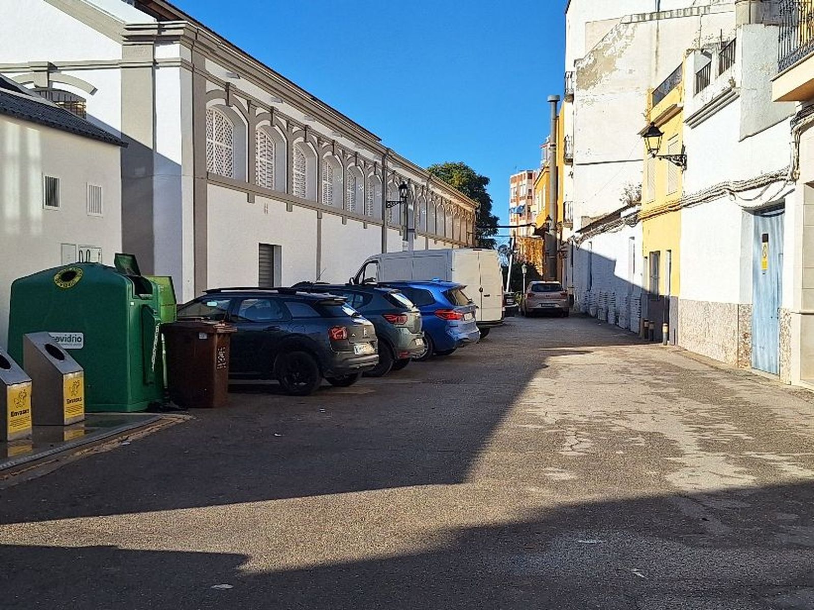 Parte lateral del mercado de abatos de Puente Genil.