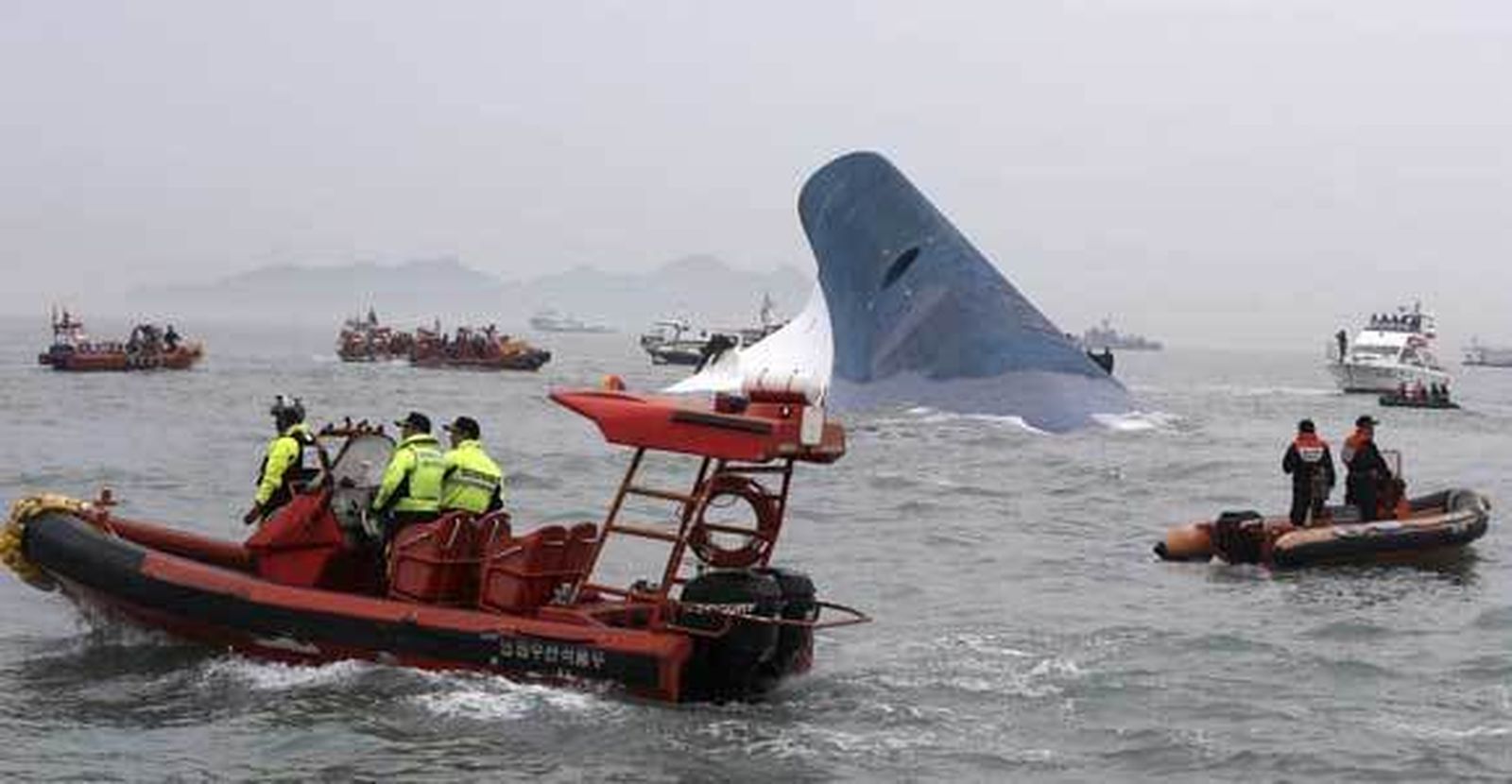 Casi 300 desaparecidos tras un naufragio en Corea del Sur