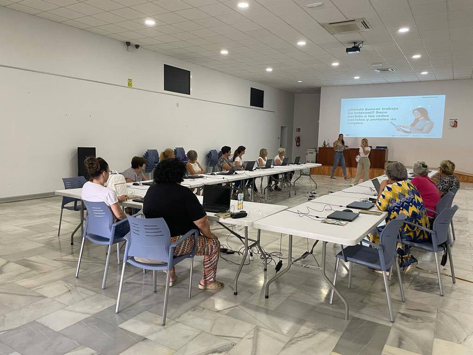 El programa se desarrolla en la Sala de la Plaza San Pedro