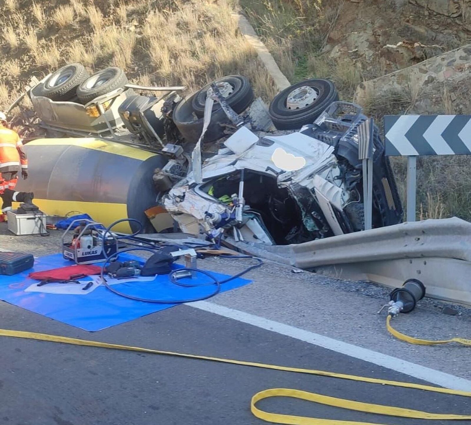 Rescatan en Almuñécar a un conductor tras volcar su hormigonera y quedar atrapado