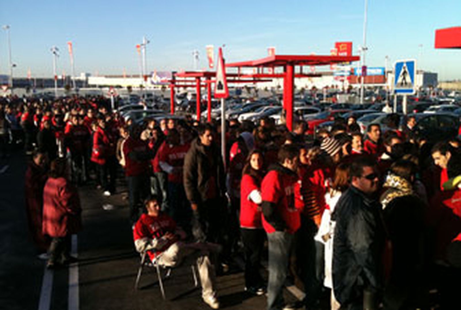 Primeras colas en Luz Shopping