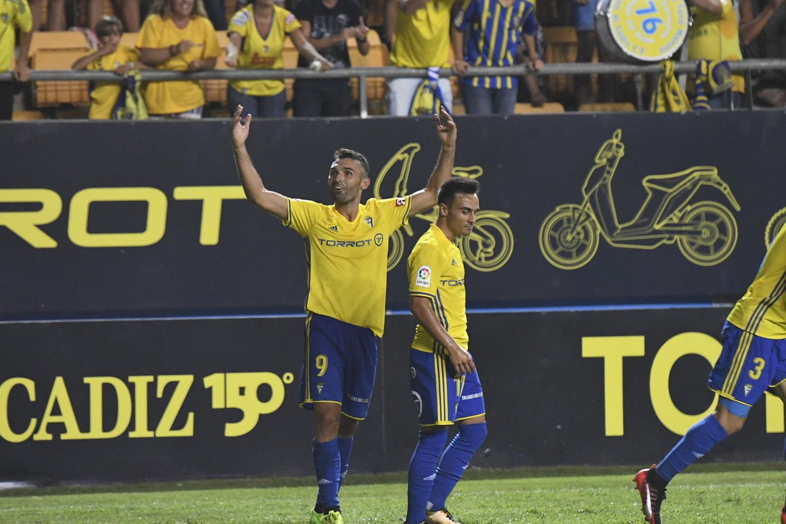 El delantero celebra un gol con la camiseta del Cádiz.