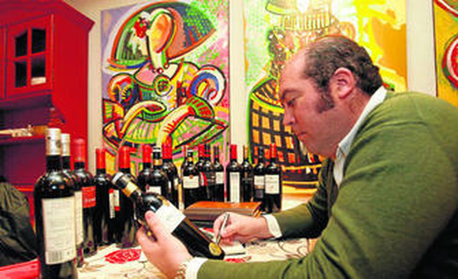 Curro Sanz anota las características del vino antes de meterlo en la cava.