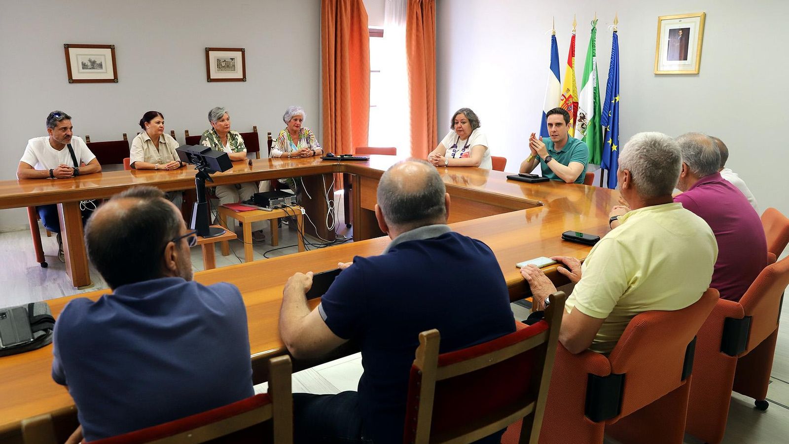 La nueva gerente se reúne con los representantes de los trabajadores de Comujesa.