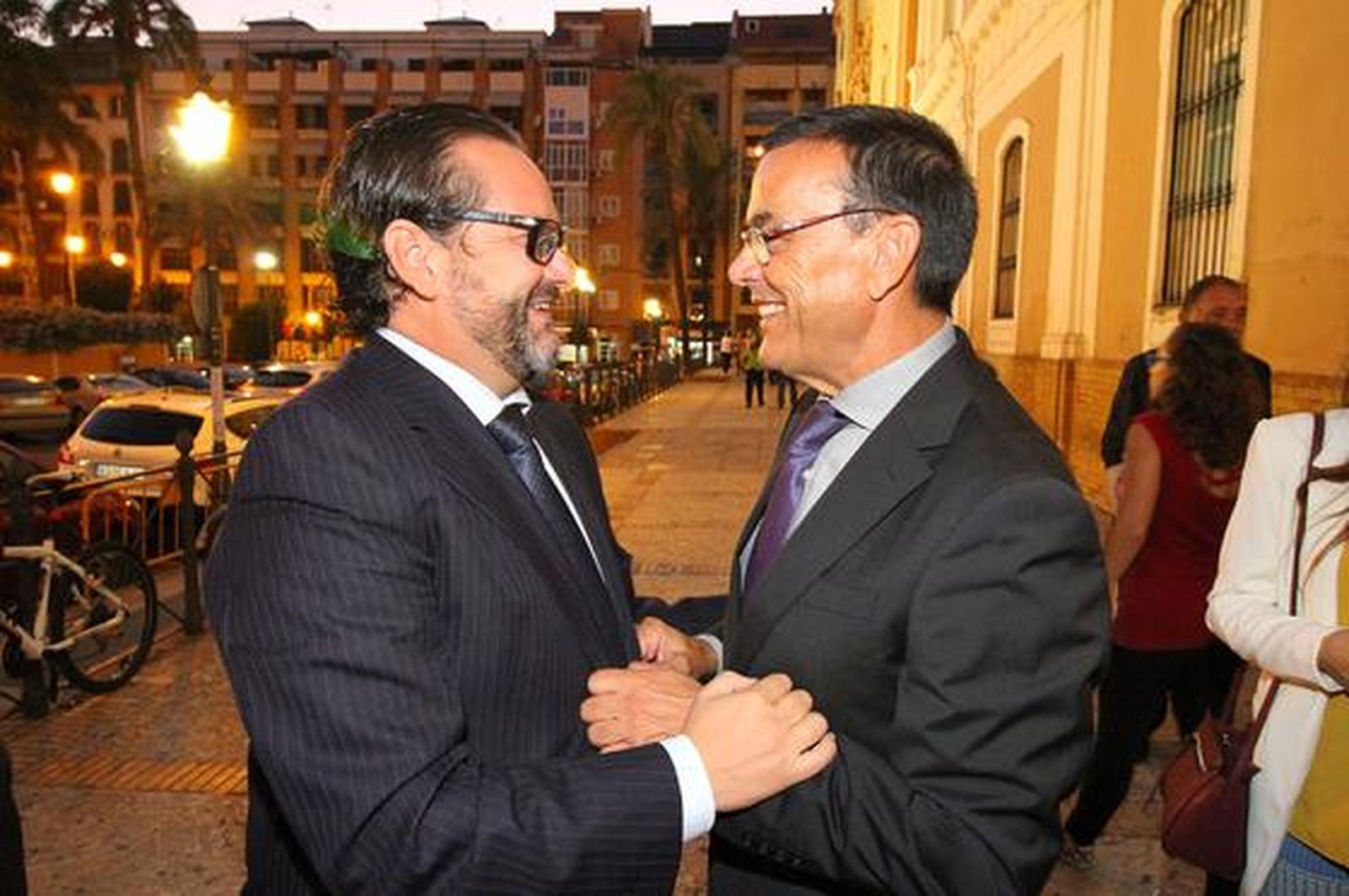 El representante de los hosteleros onubenses, Rafael Barba, saluda al presidente de la Diputación, Ignacio Caraballo.

Foto: Alberto Dominguez / Josue Correa / Canterla