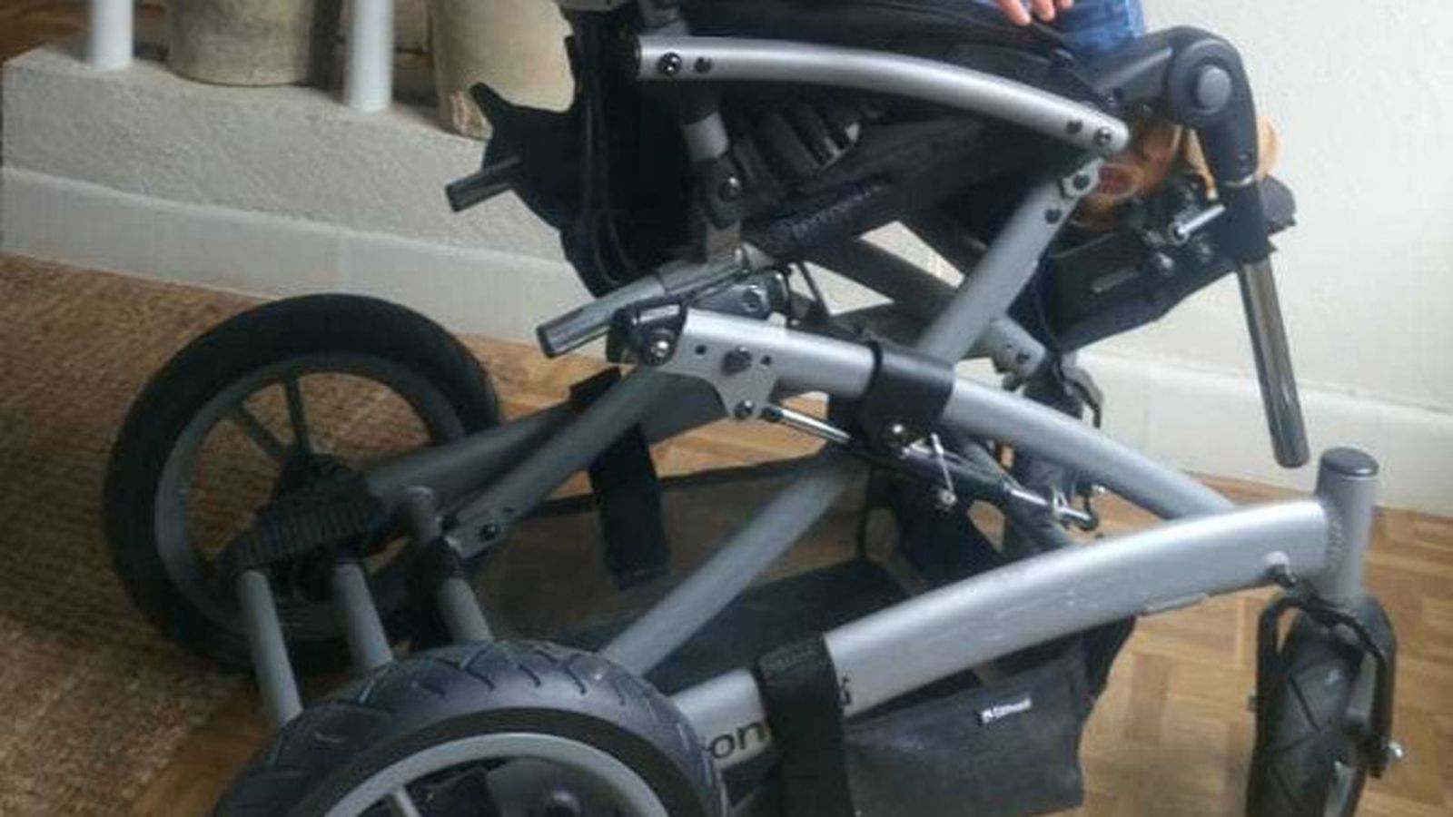 El niño de 4 años, con la silla en la que se mueve.