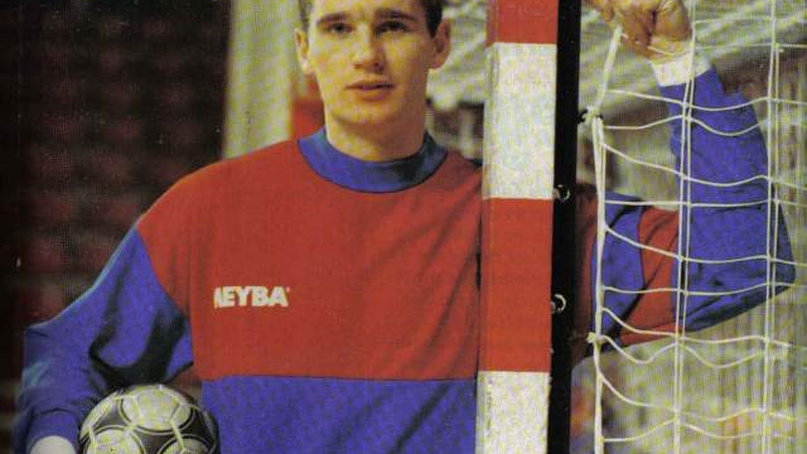 Urdangarín, de joven, jugando en el FC Barcelona de balonmano, su club.
