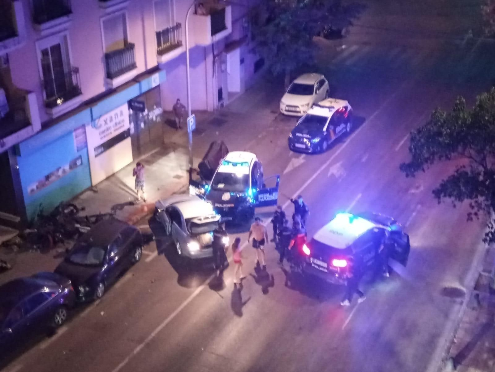 El conductor del vehíuclo robado ha embestido a la patrulla policial. El conductor del vehíuclo robado ha embestido a la patrulla policial.