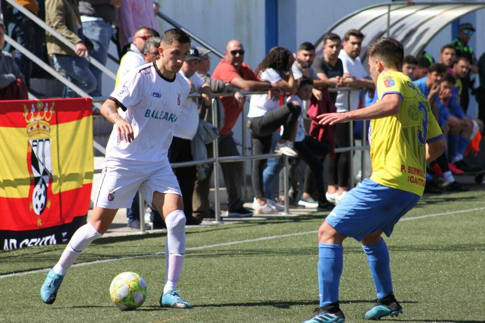 Molina, de los más destacados del cuadro local, cierra una acción de ataque ceutí.