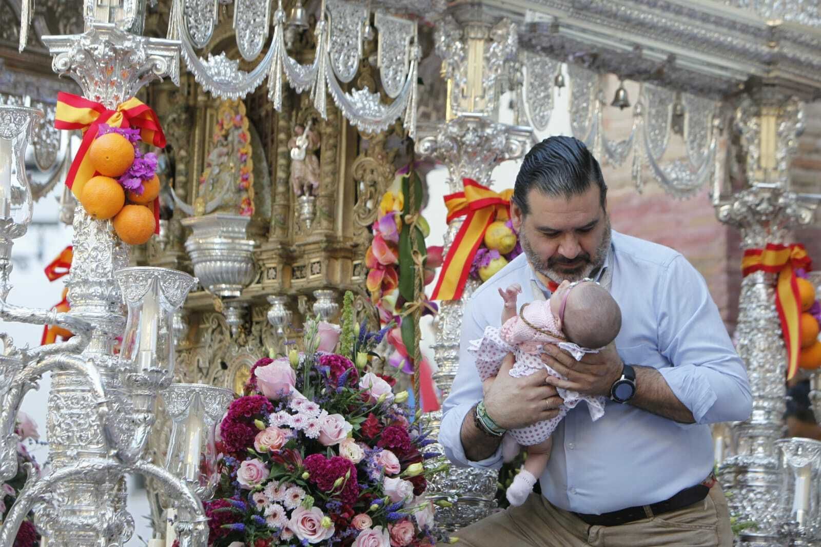 La salida de la Hermandad del Rocío de la Macarena, en imágenes