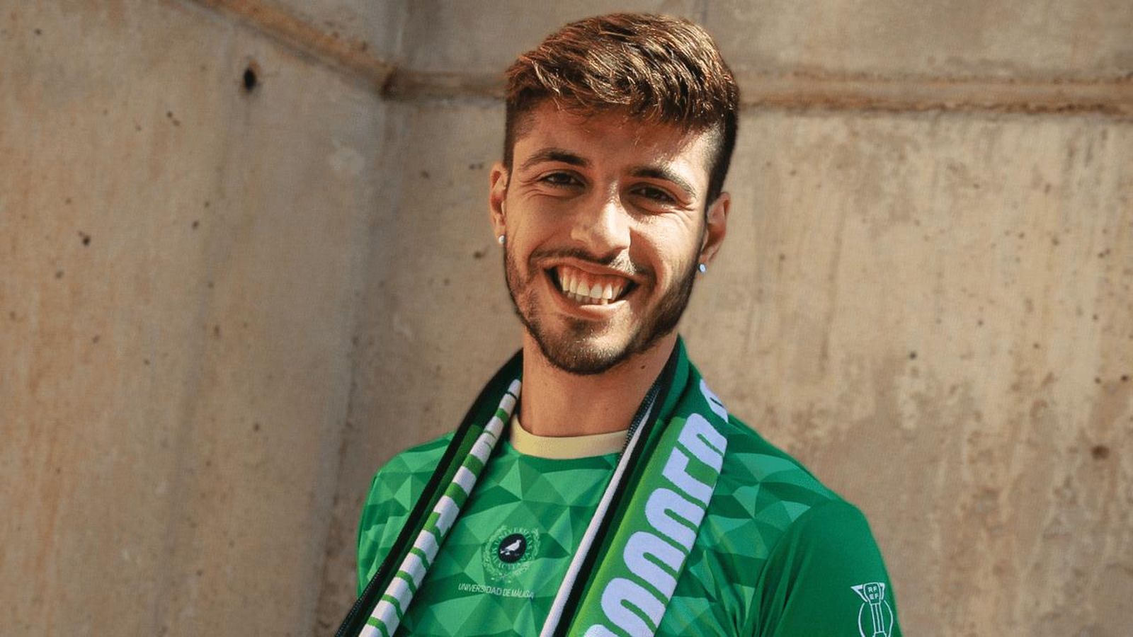 Nando posa con la ropa del UMA Antequera