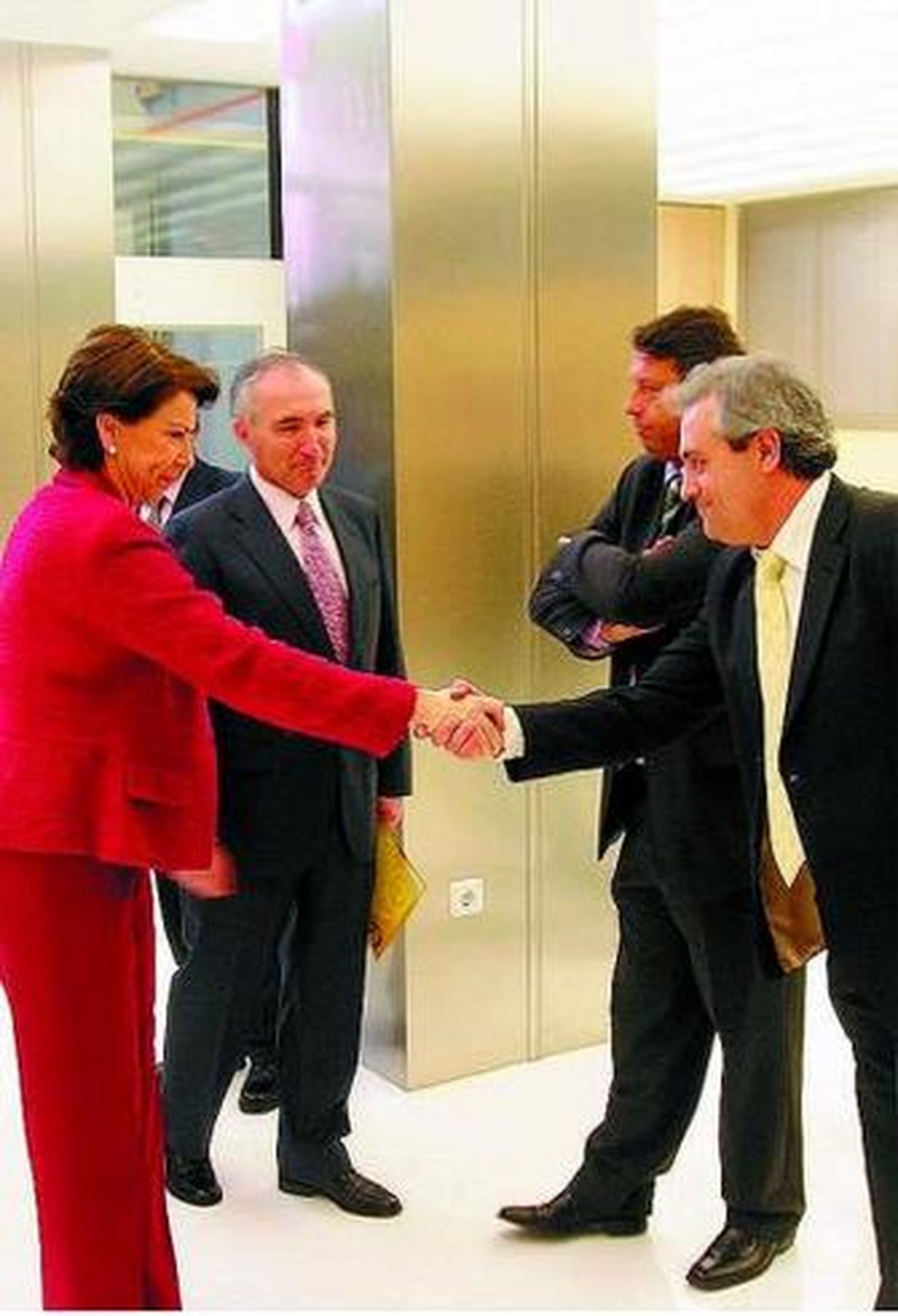 Álvarez saluda a Nemesio Burón, director de la oficina.