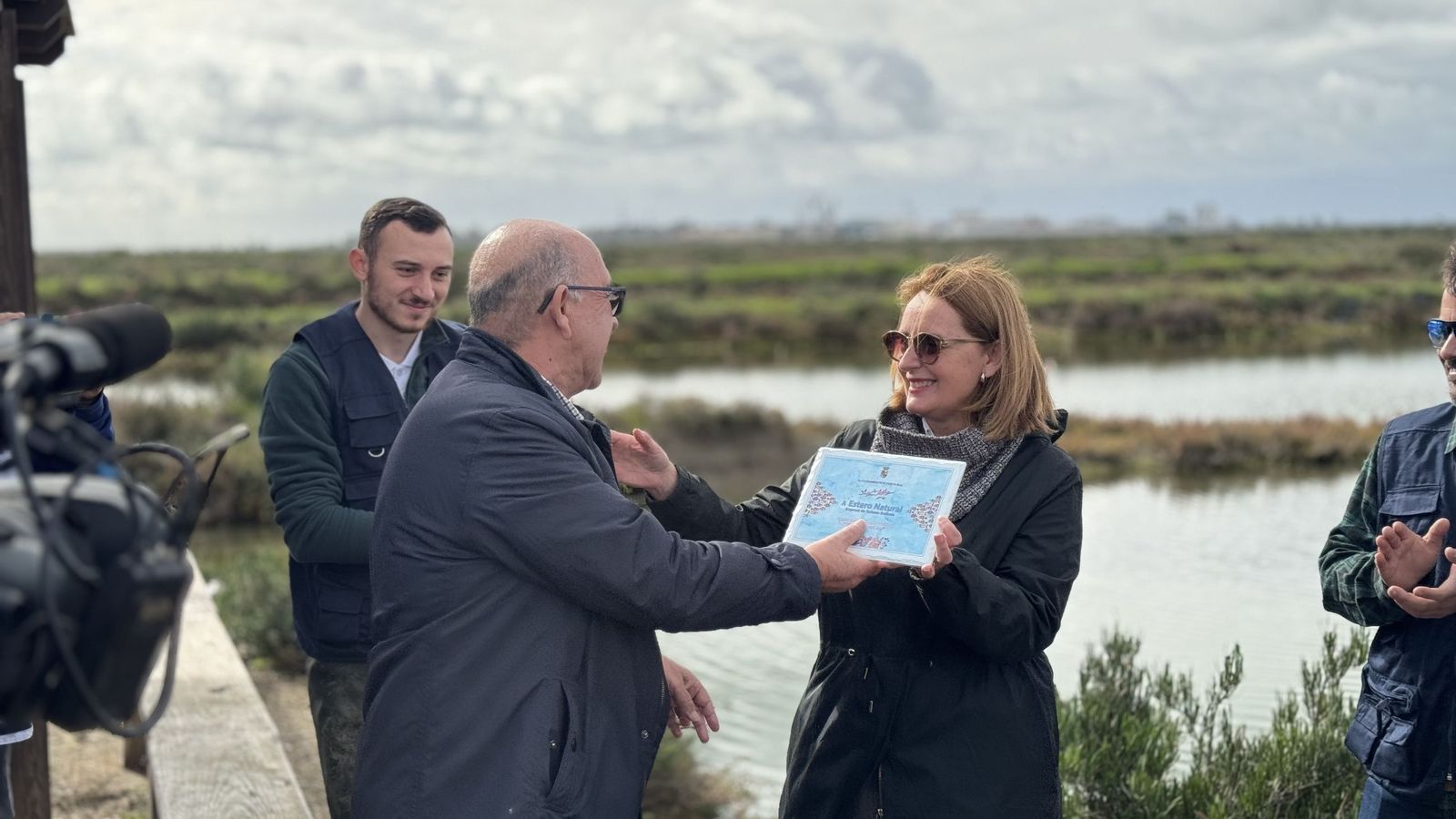 La alcaldesa entregó el premio a Salvador Algarín