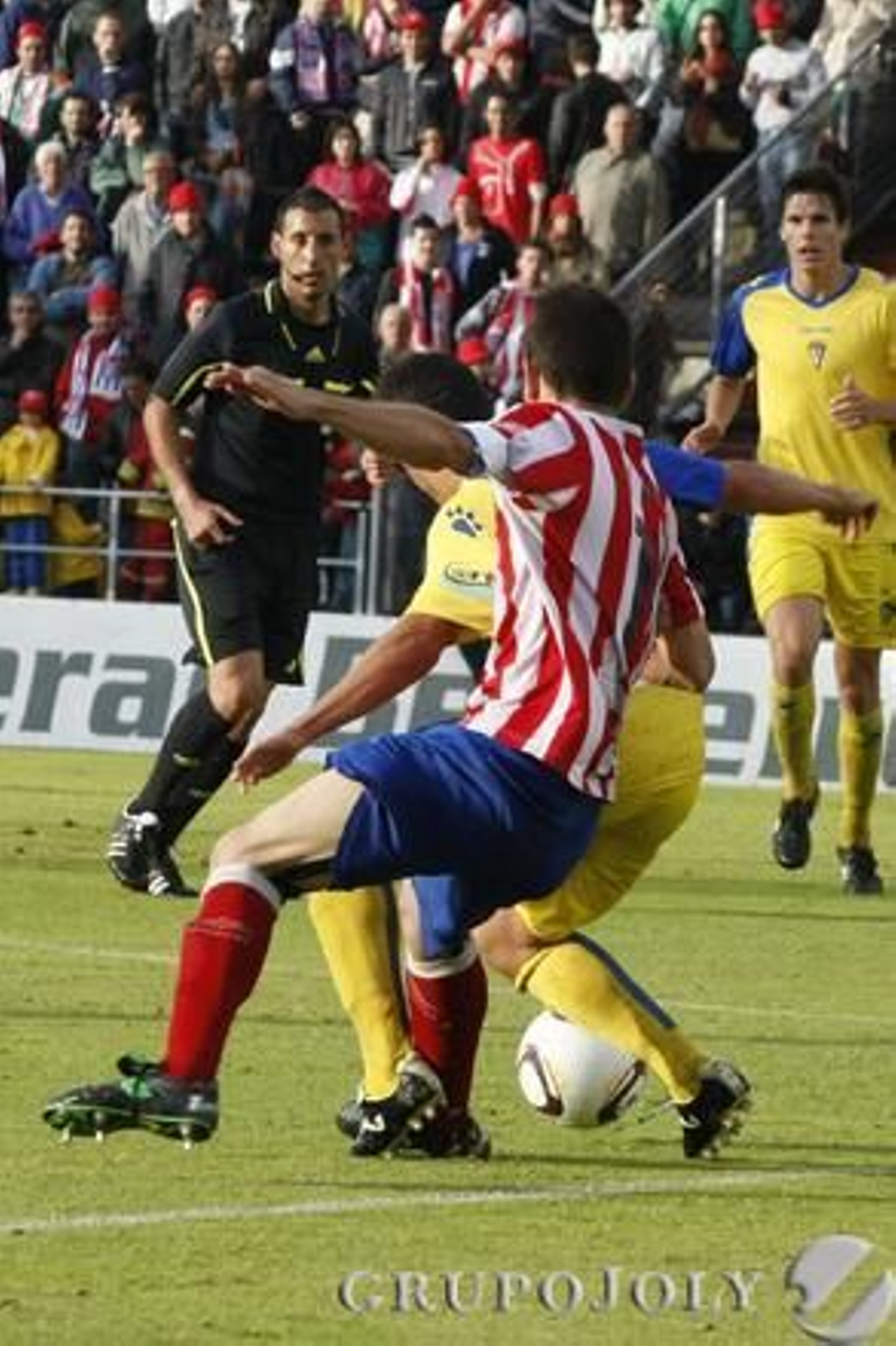 Juanse, de espaldas, sufre una entrada.

Foto: LOF