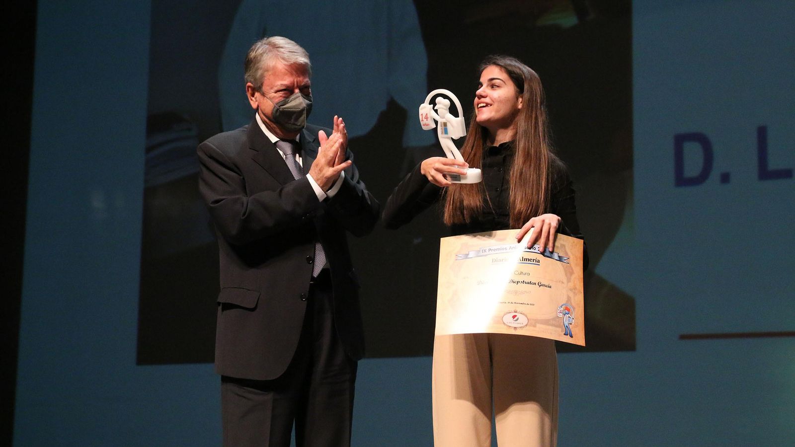 El abogado José María Requena hace entrega del premio a Laura Diepstraten