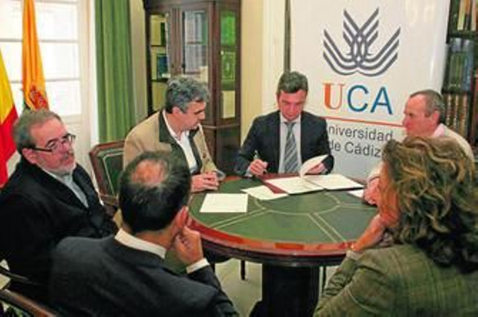 La firma del convenio de colaboración entre ambas instituciones académicas se realizó ayer en el Rectorado. La firma del convenio de colaboración entre ambas instituciones académicas se realizó ayer en el Rectorado.