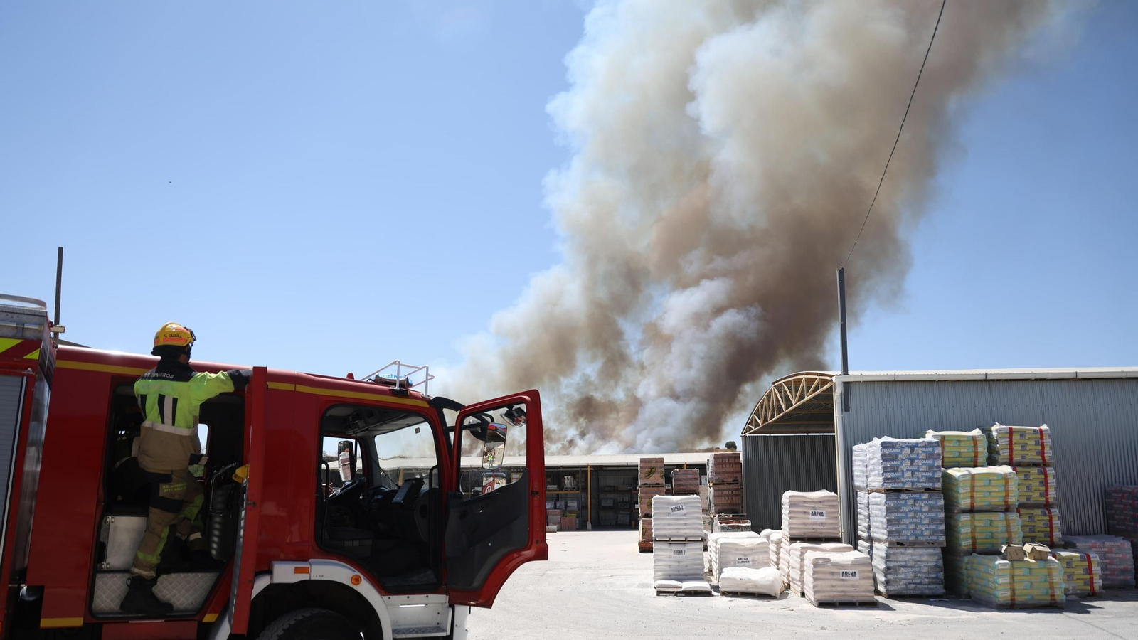 El incendio en la entrada del PTA, en imágenes