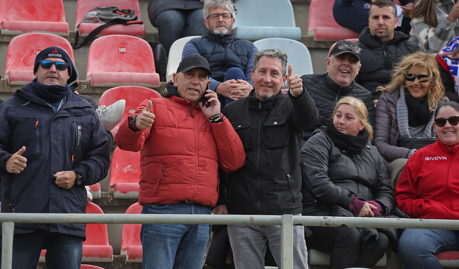 Fotos de la afición durante el Algeciras - Ceuta en el Nuevo Mirador