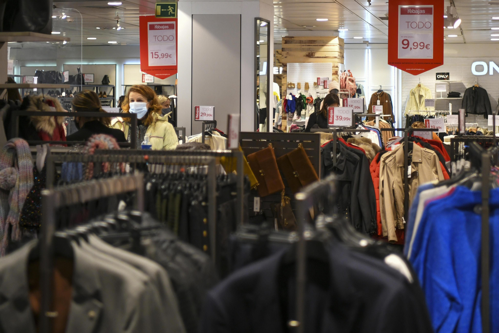 Fotos: el inicio de las rebajas en el Corte Inglés de Granada