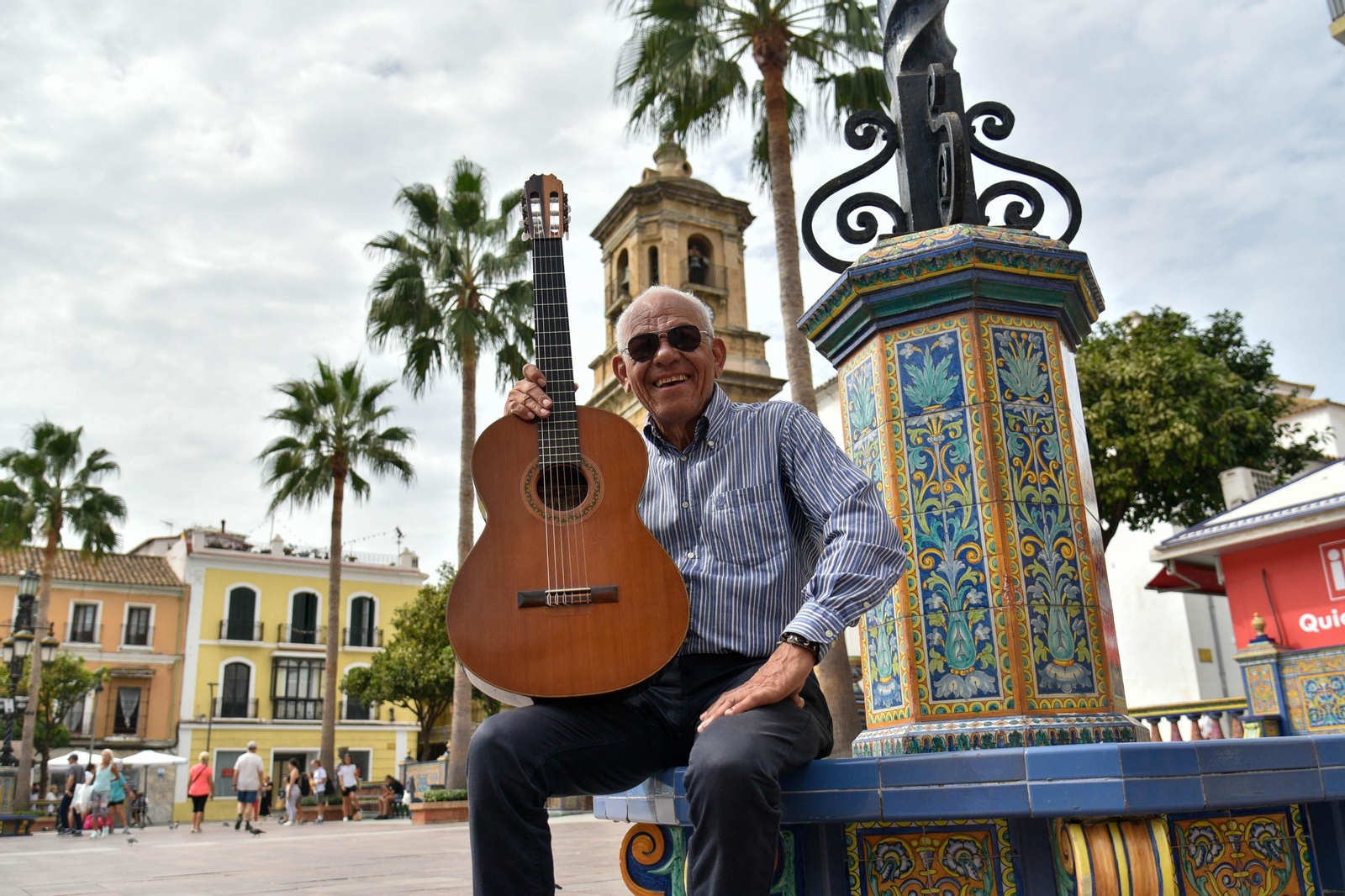 El guitarrista Efraín Silva en la Plaza Alta de Algeciras