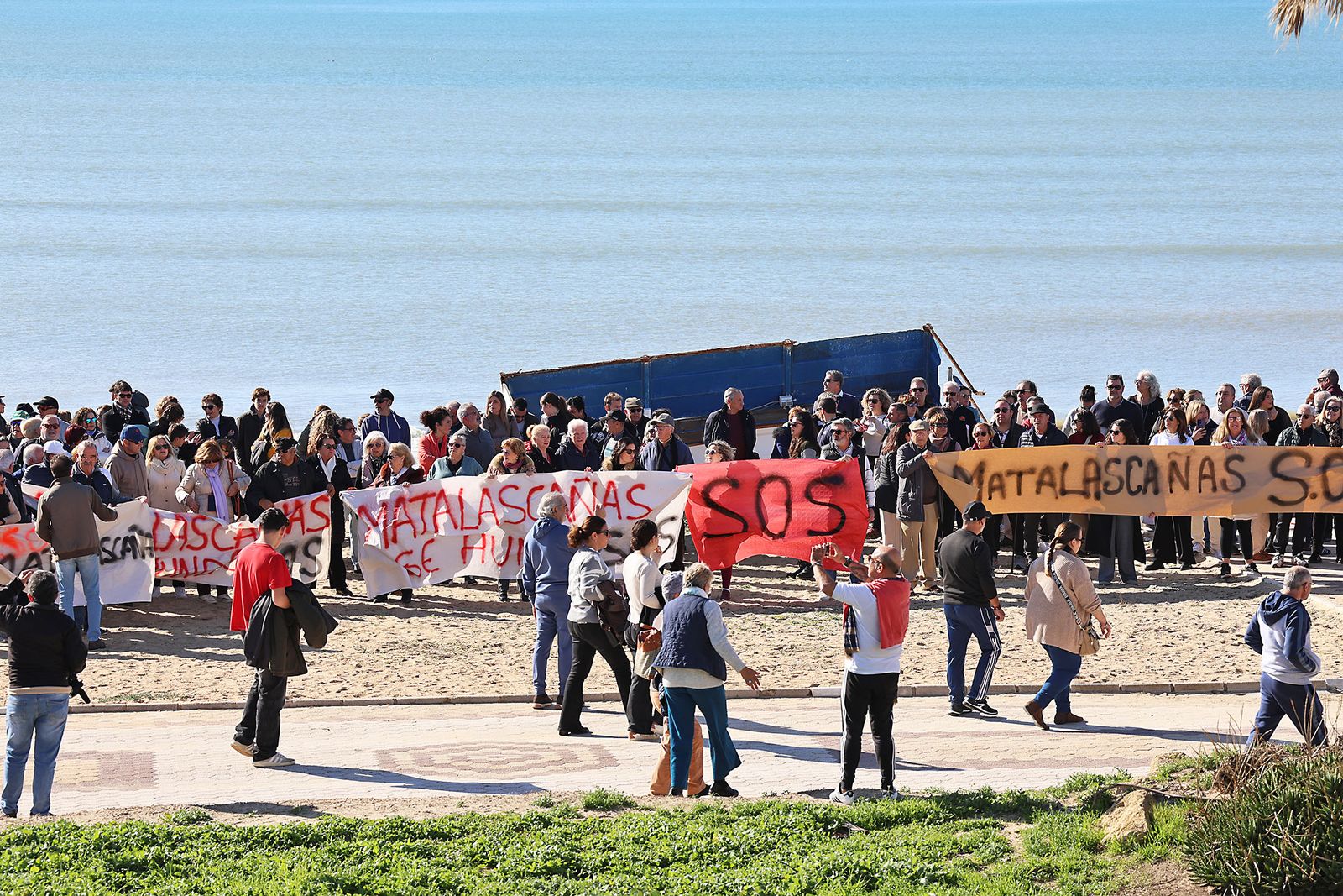 Fotografías de la concentración de los vecinos de Matalascañas tras los destrozos del paseo marítimo