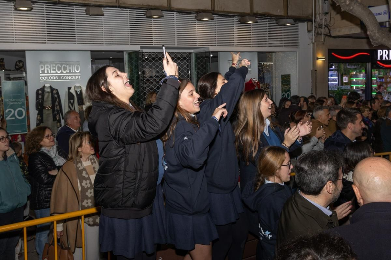 Jaén enciende su Navidad con sus habitantes echados a la calle