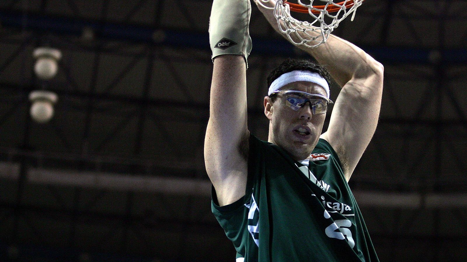 Daniel Santiago realiza un mate en el Carpena.