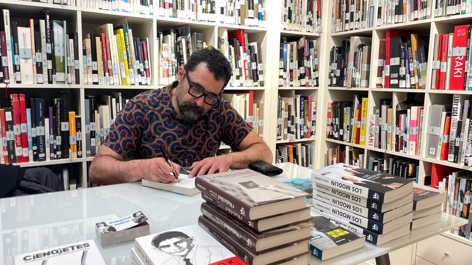 Paco Gómez firmando libros en la UFCA