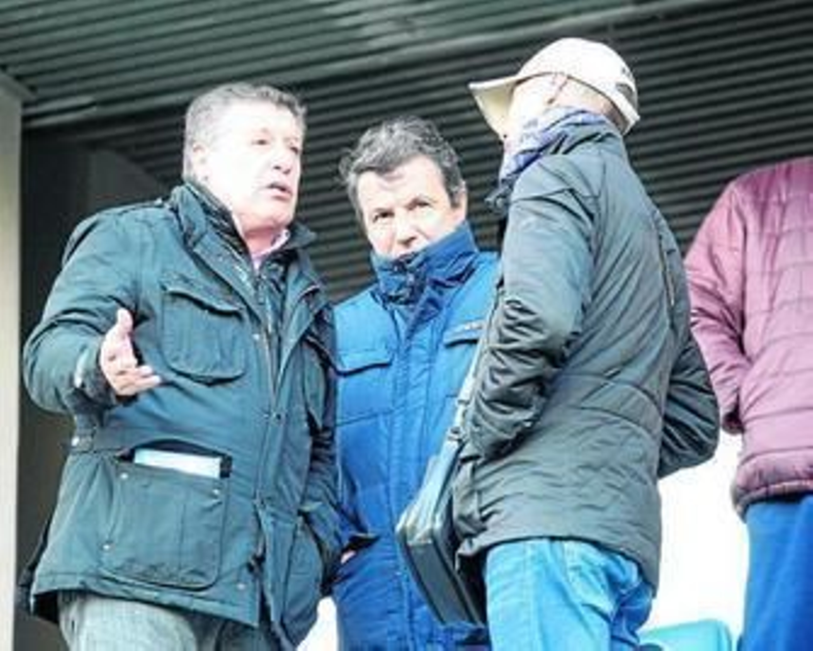 Jose González (c), Antonio Calderón (d) y Hugo Vaca, en el Ramón de Carranza el pasado sábado.