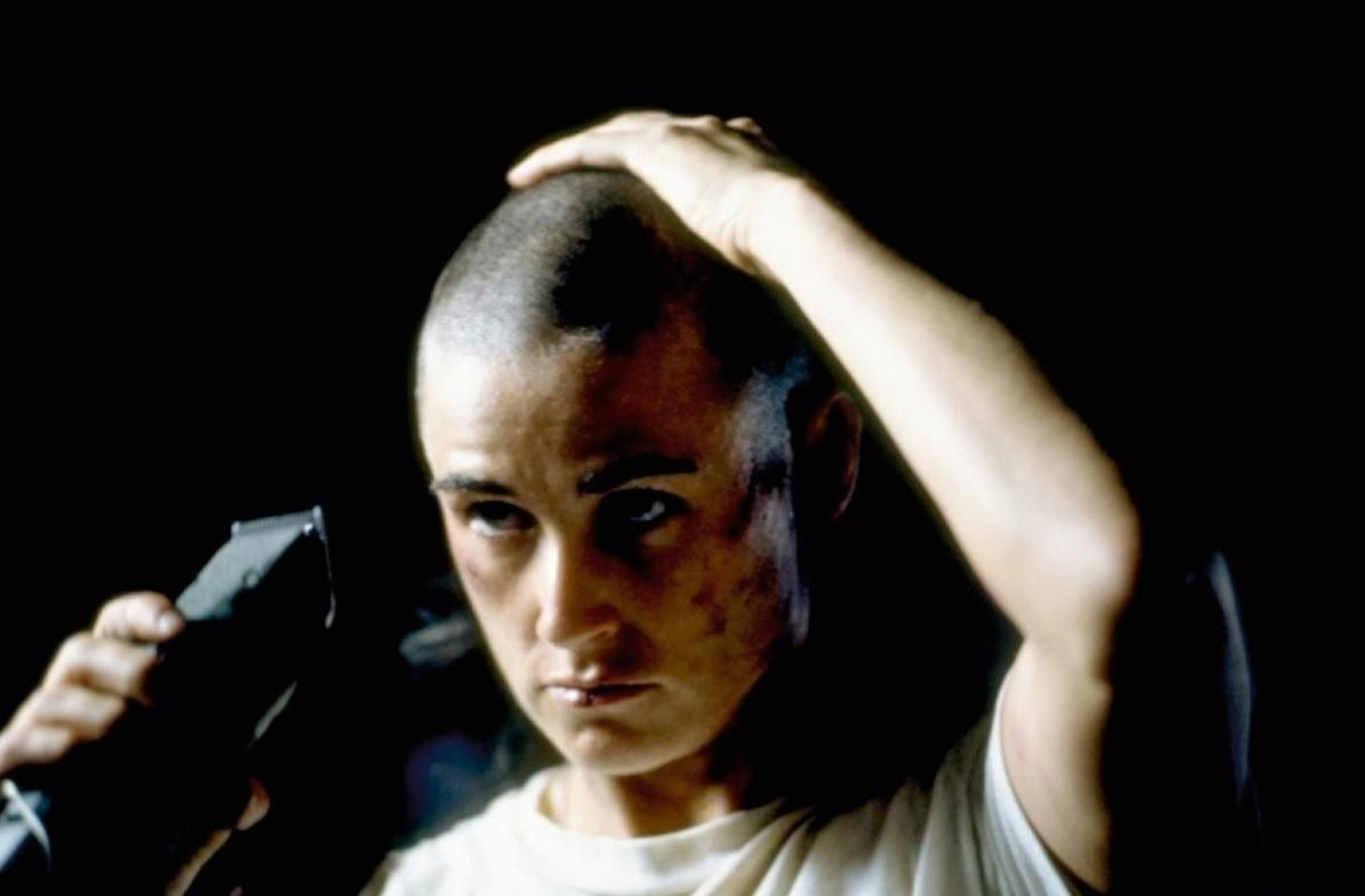 El rapado de Jordan O'Neil (Demi Moore) en 'La teniente O'Neil' (1997).