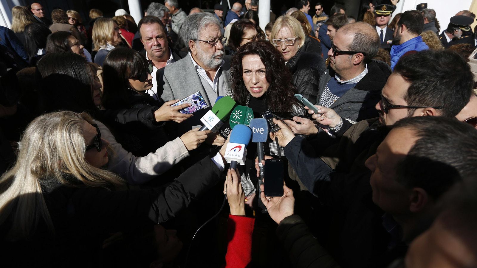 La consejera de Igualdad, Rocío Ruiz, y el alcalde de Dos Hermanas, Francisco Toscano, en la concentración.