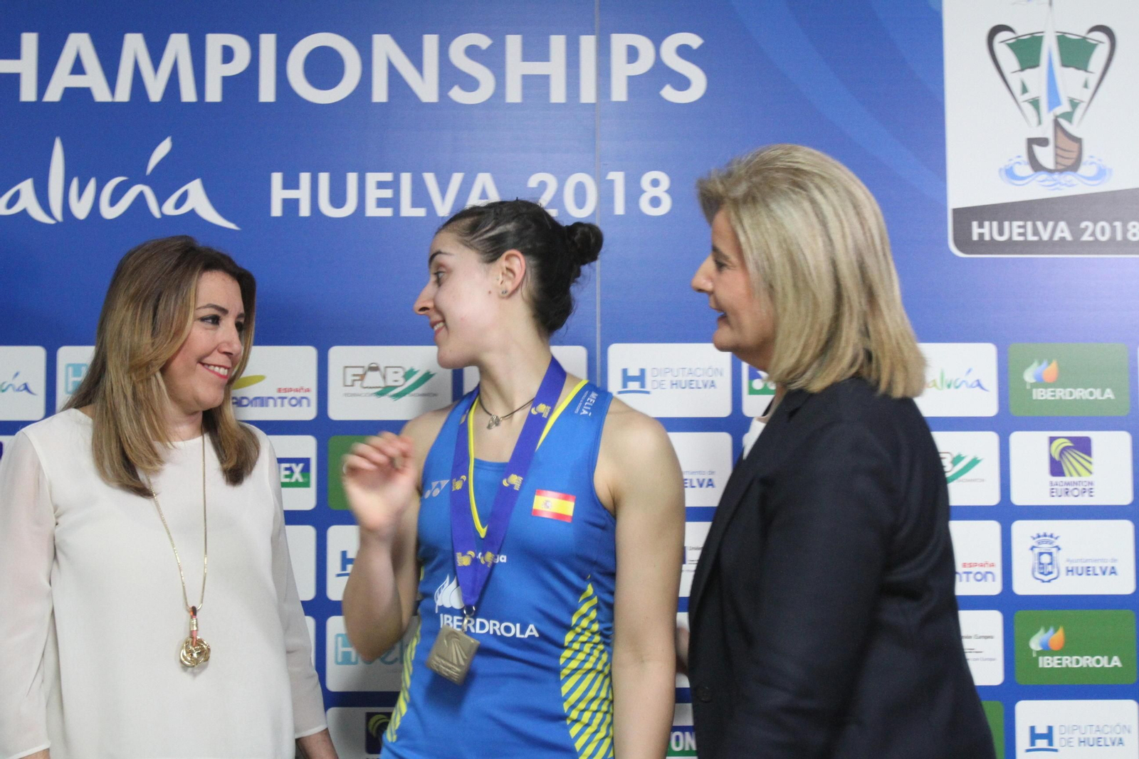 Carolina Marín junto a Susana Díaz y Fátima Báñez.