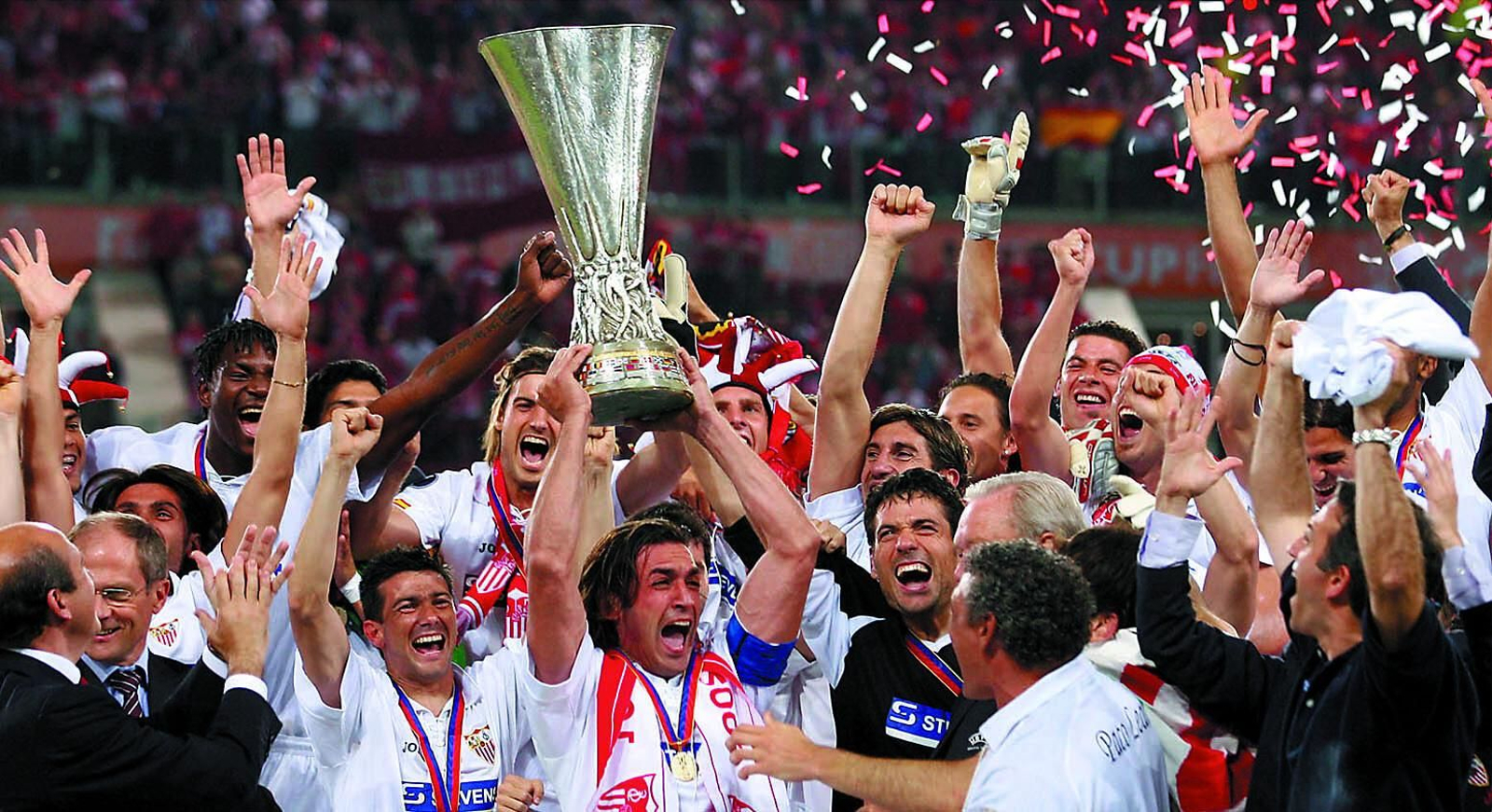 Javi Navarro levanta el trofeo de la UEFA en el Philips Stadion en medio de la euforia sevillista.